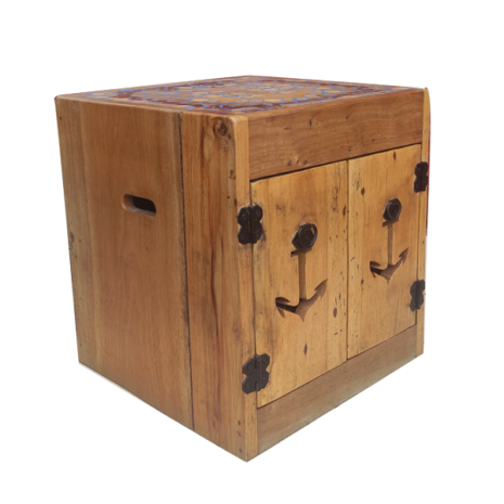 Comoda-Banco-Puff-Madeira-Demolicao-Peroba-Rosa-3 Banco estilo Puff de Madeira, com detalhes ancorados com rodelas de madeira em cima. Estilo rústico.