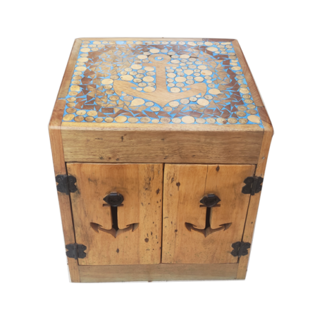 Comoda-Banco-Puff-Madeira-Demolicao-Peroba-Rosa-4 Banco estilo Puff de Madeira, com detalhes ancorados com rodelas de madeira em cima. Estilo rústico.