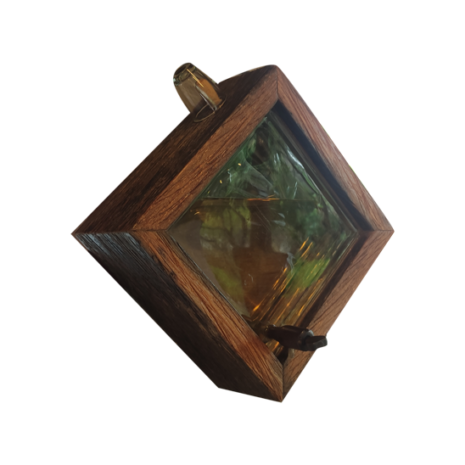 Pingometro-Madeira-Artesanal-Cachaça-Nobre-Cumaru-Tijolo-Vidro-1 Pingometro de madeira artesanal feito com tijolo de vidro. A imagem mostra ele recortado, sem estar acoplado na parede, em uma visão lateral com o bloco de vidro se destacando ao meio.