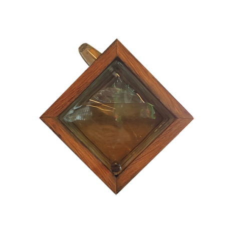 Pingometro-Madeira-Artesanal-Cachaça-Nobre-Cumaru-Tijolo-Vidro-2 Pingometro de madeira artesanal feito com tijolo de vidro. A imagem mostra ele recortado, sem estar acoplado na parede (fundo transparente), em uma visão de perfil com o bloco de vidro se destacando ao meio.